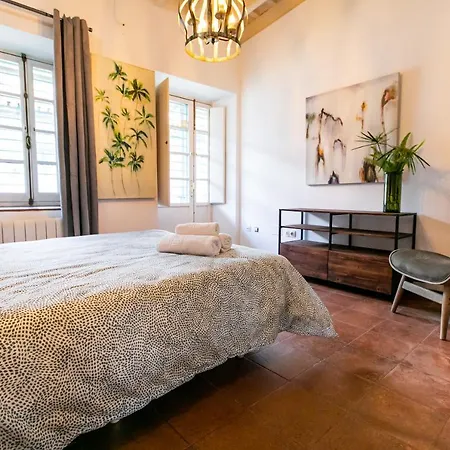 3 En Calle San Vicente. * Seville